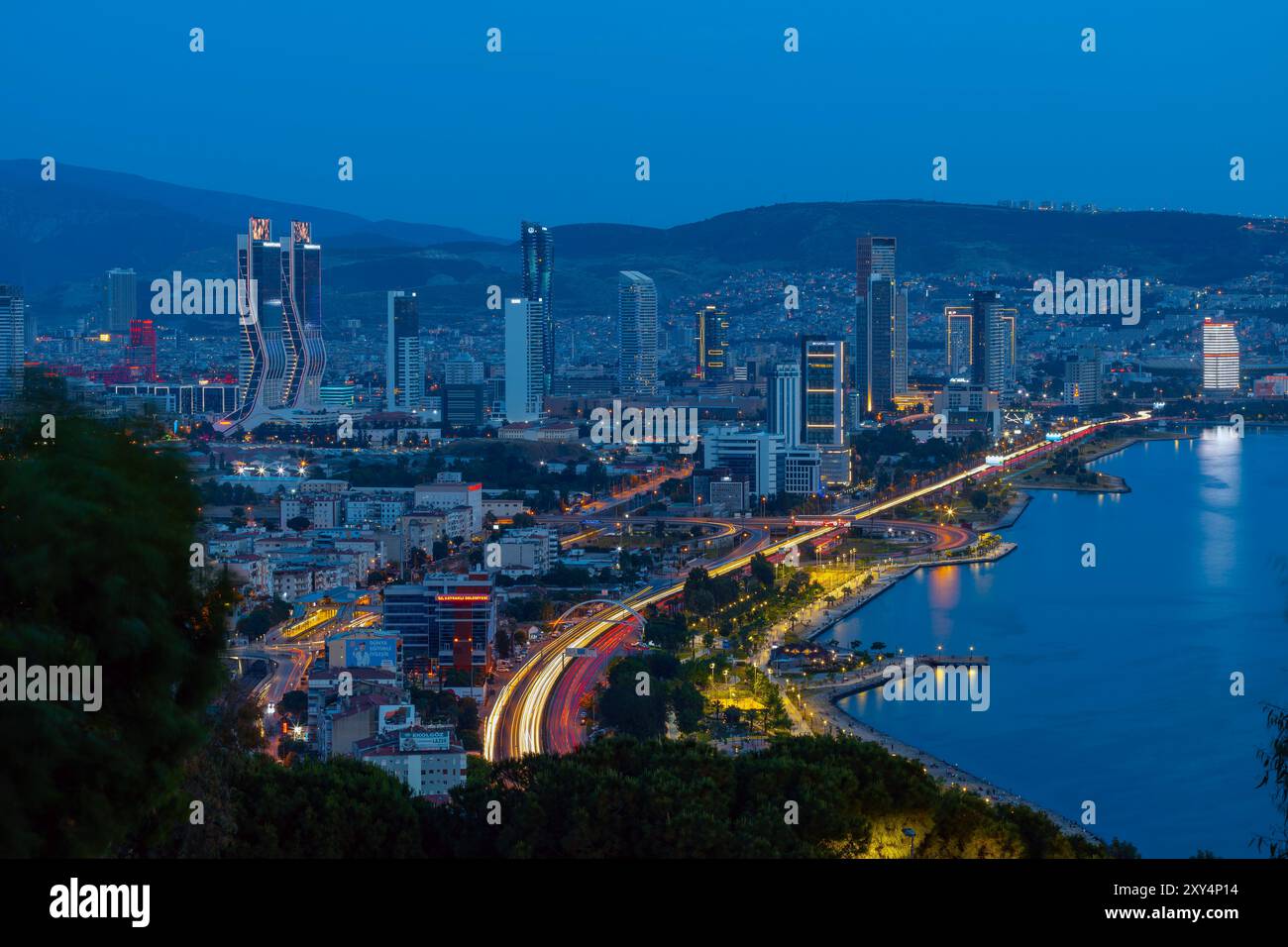 Vista della baia di Smirne in serata dall'alta collina di Bayrakli. Esposizione lunga, scarsa illuminazione. Foto Stock