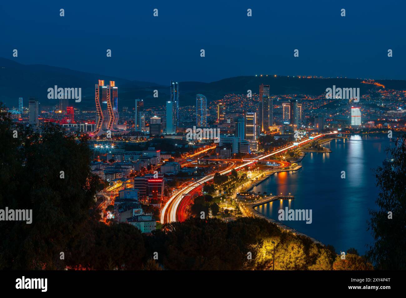 Vista della baia di Smirne in serata dall'alta collina di Bayrakli. Esposizione lunga, scarsa illuminazione. Foto Stock