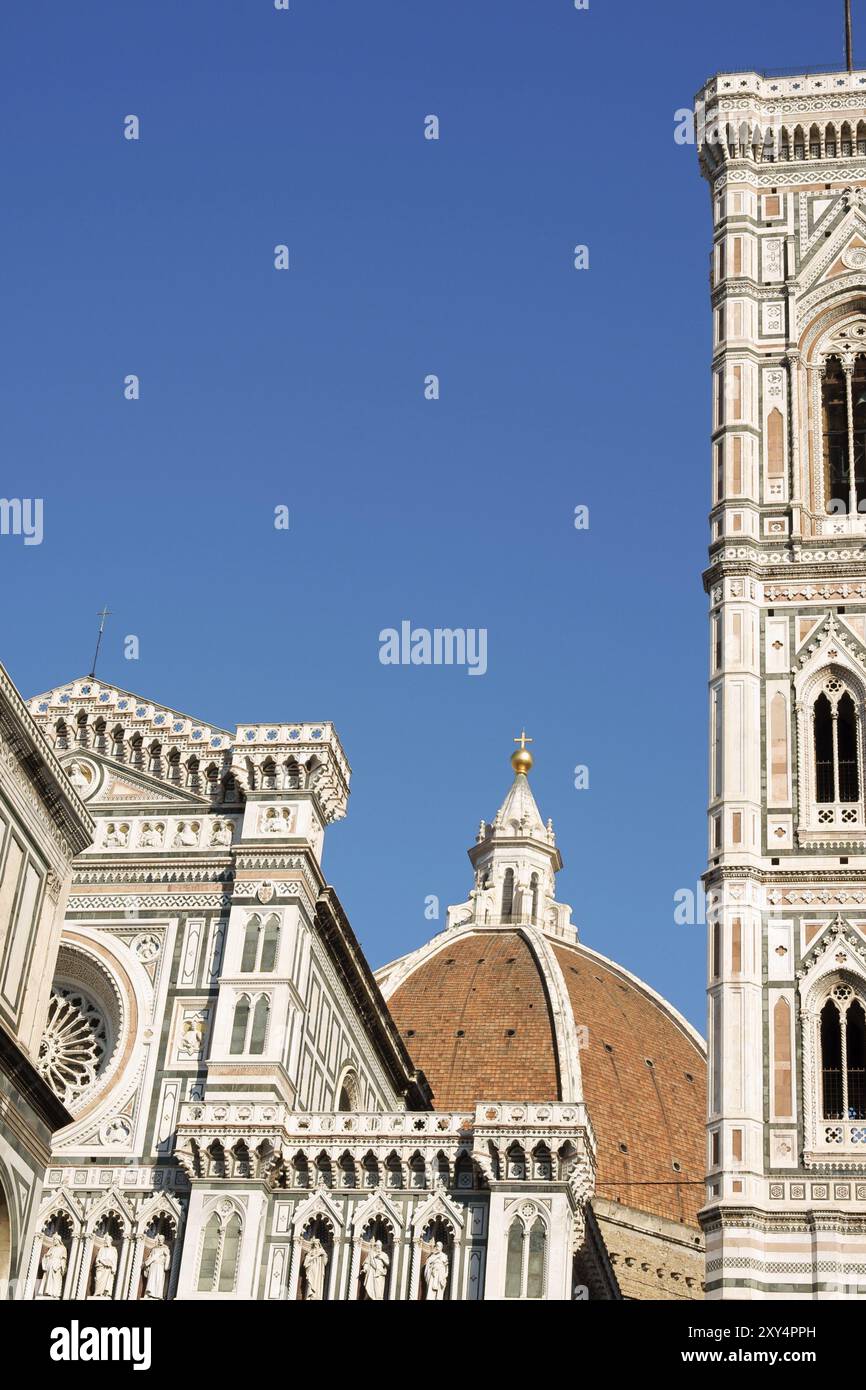 Duomo di Firenze di Santa Maria del Fiore o Duomo di Firenze, dettaglio della facciata, cupola del Brunelleschi e campanile di Giotto contro il blu sk Foto Stock