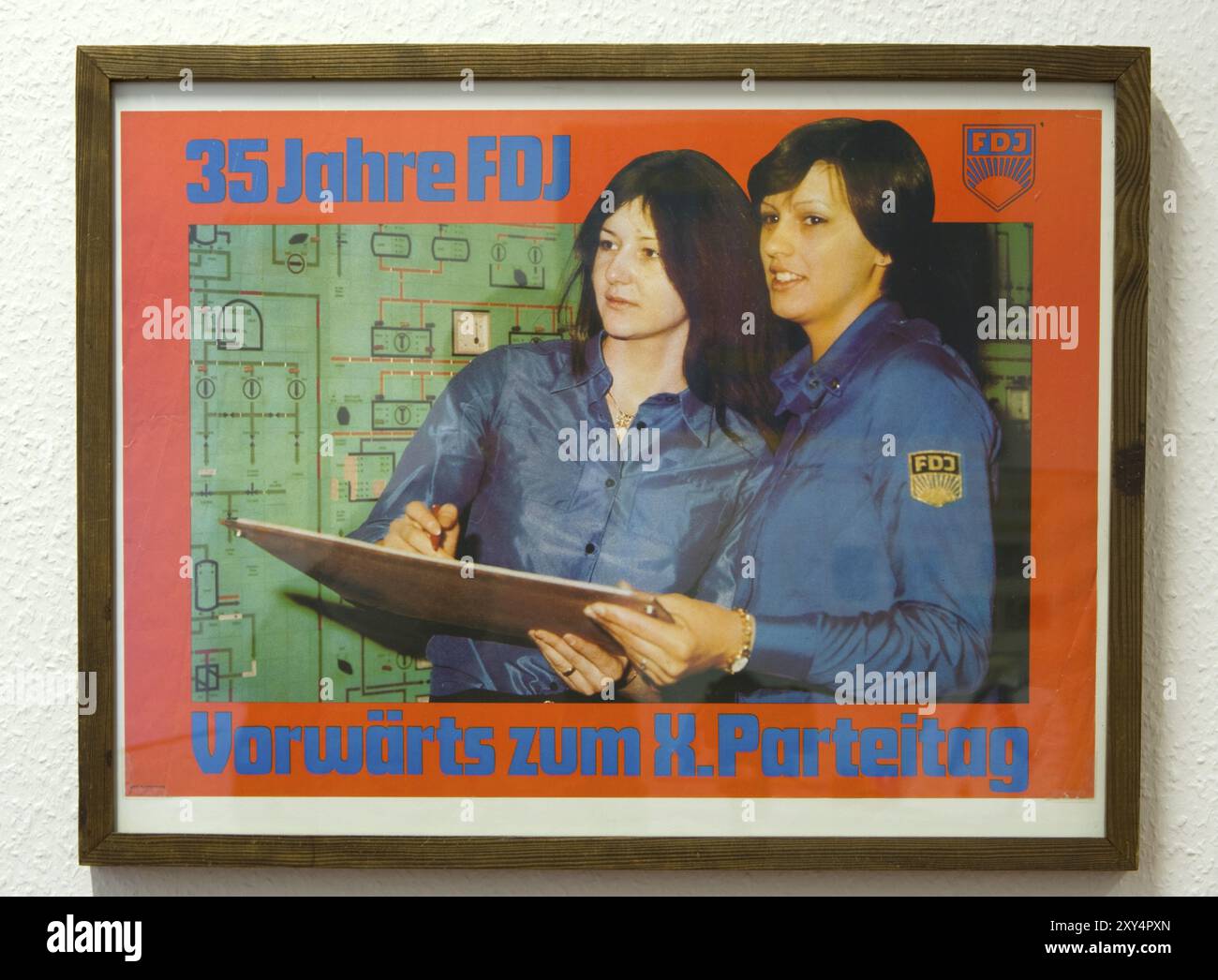 Poster dell'ex organizzazione giovanile della rdt FDJ nel museo della Stasi di berlino, germania Foto Stock