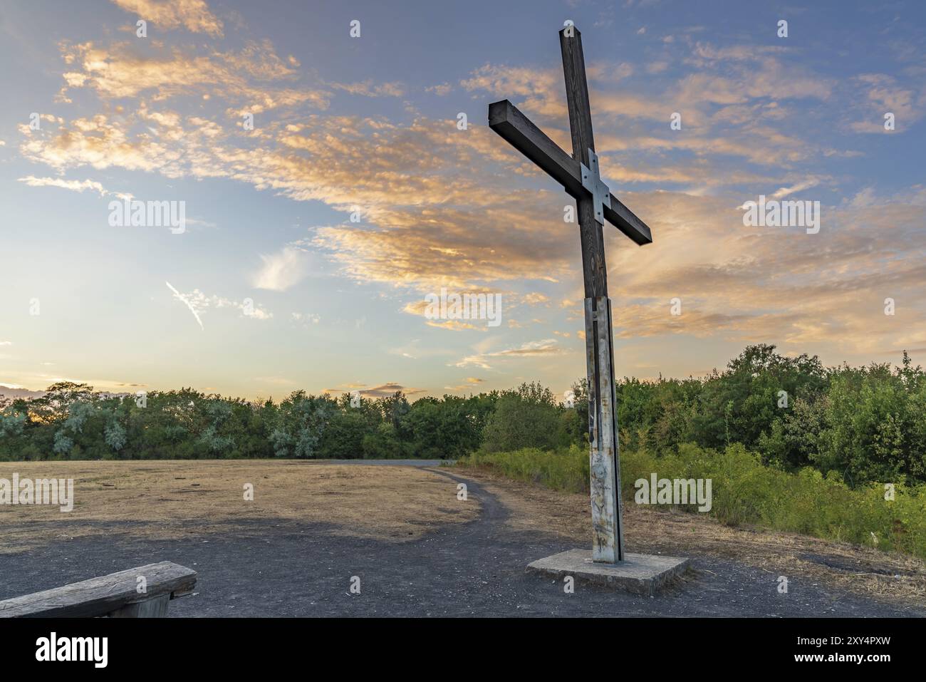 Moers, Renania settentrionale-Vestfalia, Germania, 30 luglio 2018: La croce sulla cima di Halde Pattberg, Europa Foto Stock