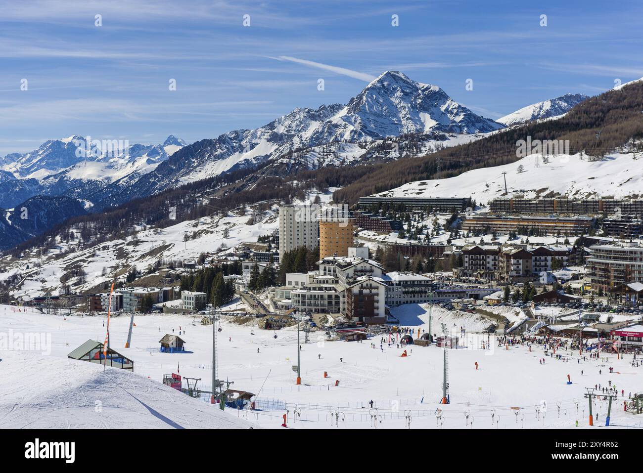 Sestriere, moderno villaggio, situato nella località sciistica di via Lattea in Piemonte Foto Stock