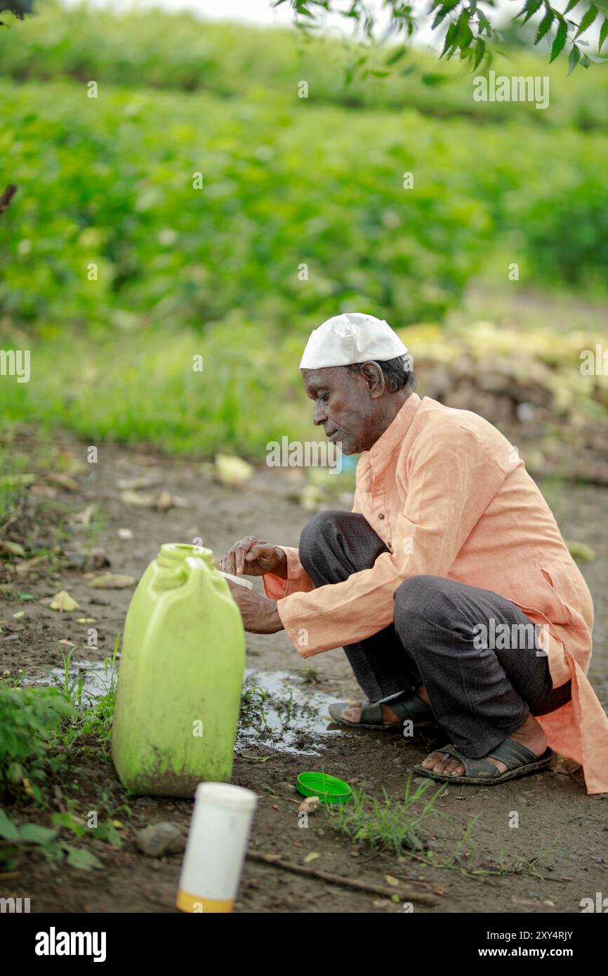 Povero contadino indiano felice che beveva acqua Foto Stock