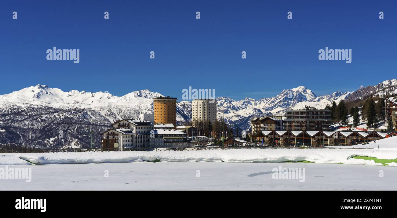 Sestriere, moderno villaggio, situato nella località sciistica di via Lattea in Piemonte Foto Stock