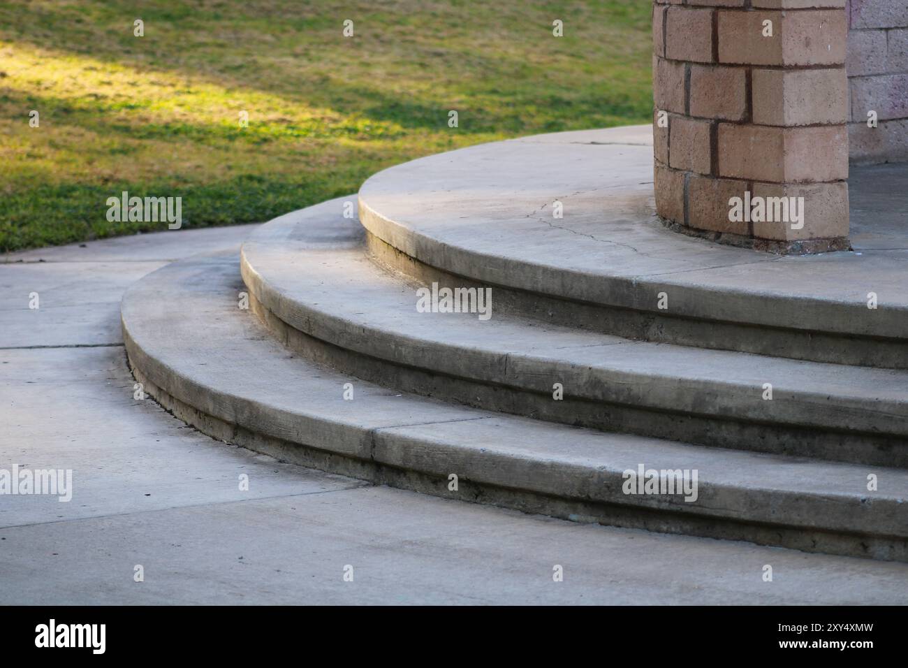 scala a tre gradini all'aperto nel parco Foto Stock