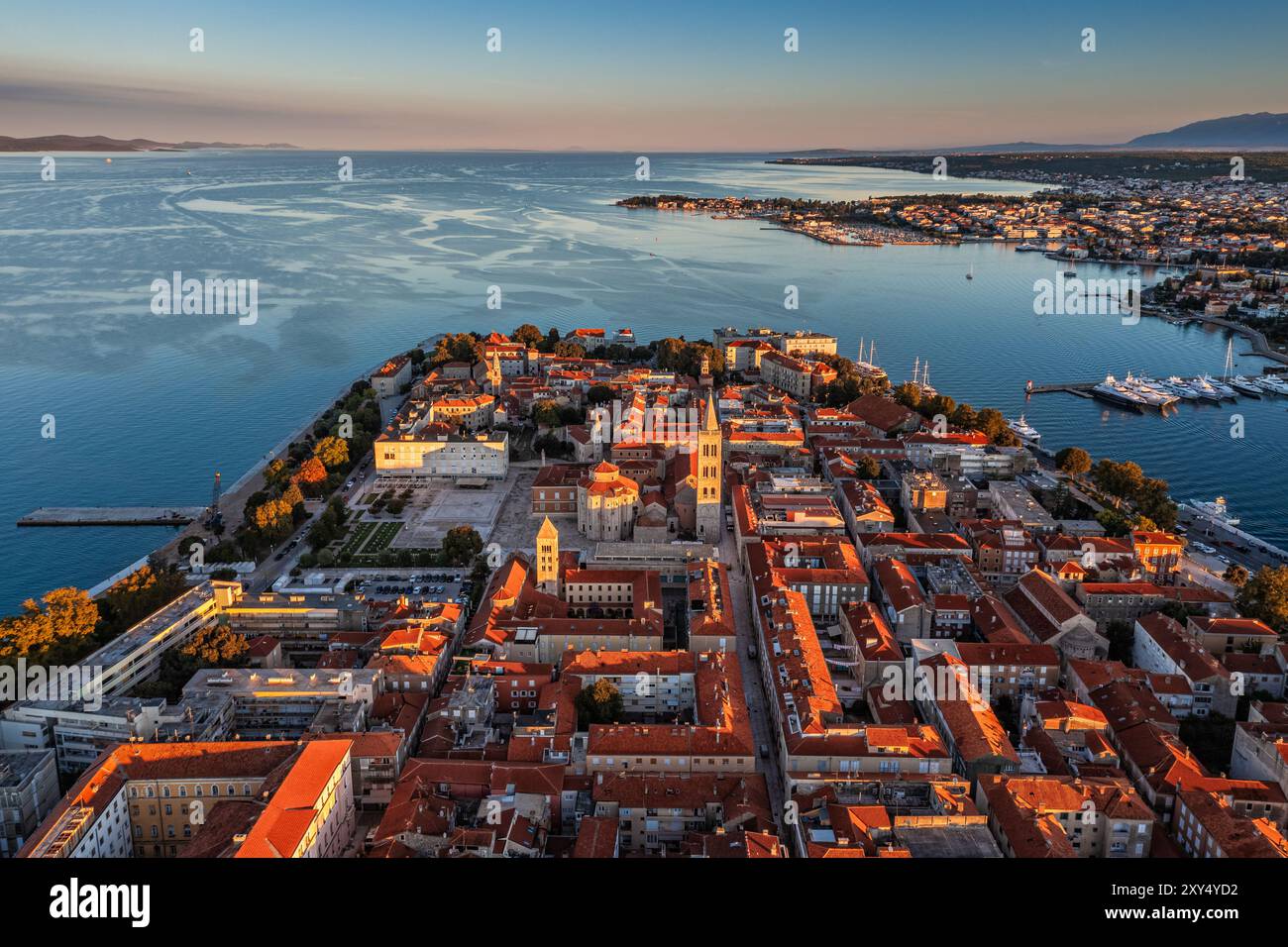 Zara, Croazia - Vista panoramica aerea della città vecchia di Zara sul mare Adriatico con la Chiesa di San Donato e la Cattedrale di Santa Anastasia e. Foto Stock