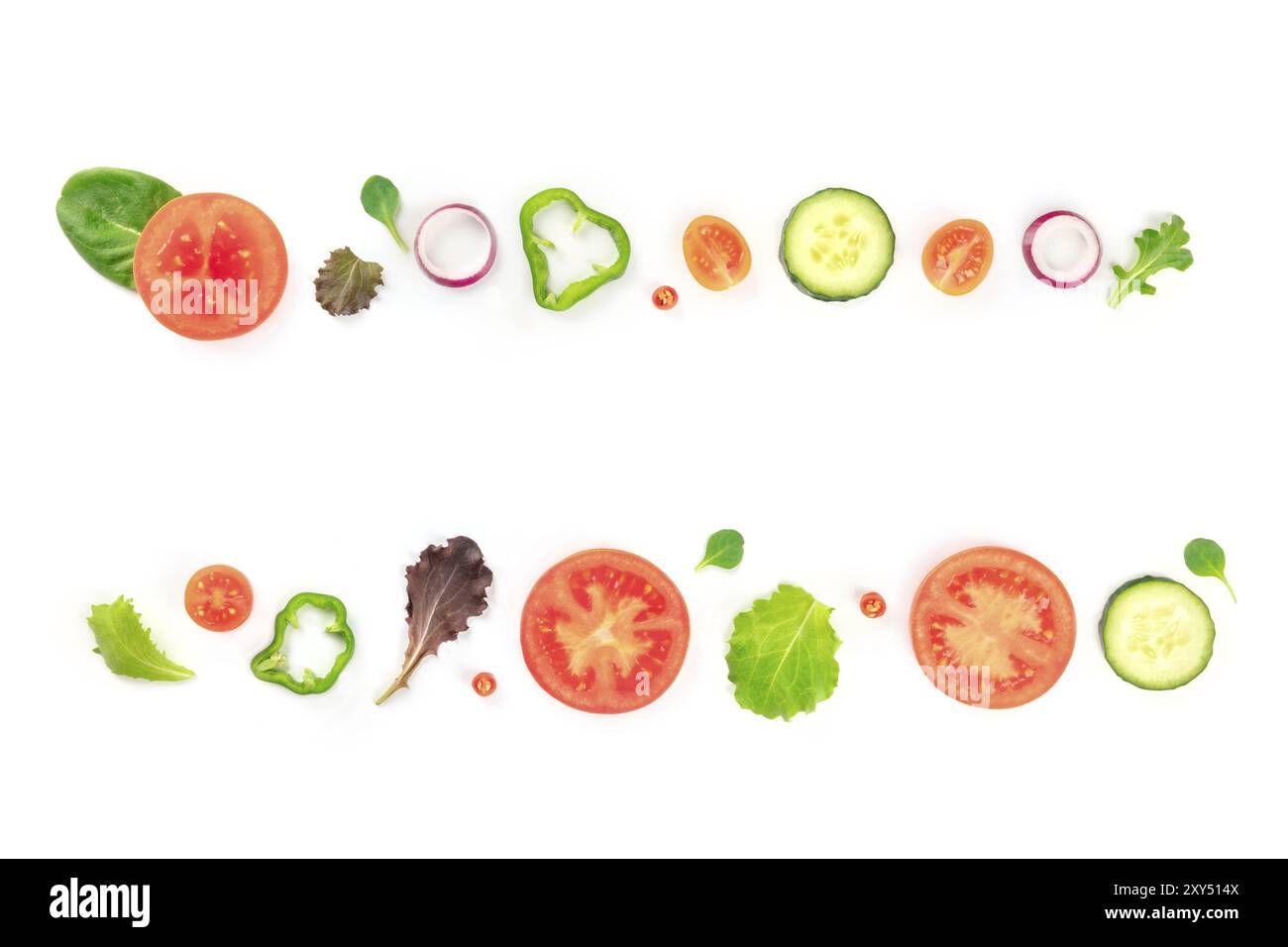 Fresca insalata di verdure ingredienti, ripresa dall'alto su uno sfondo bianco. Un piano di composizione di laici con pomodoro, peperone, cetriolo, fette di cipolla e mezcl Foto Stock