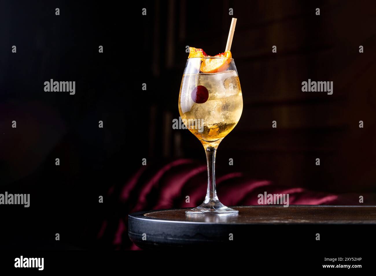 Cocktail di pesca in bicchiere su sfondo scuro Foto Stock