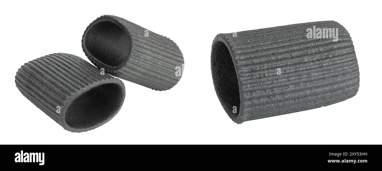 Pasta nera con inchiostro di seppia isolata su sfondo bianco. Foto Stock