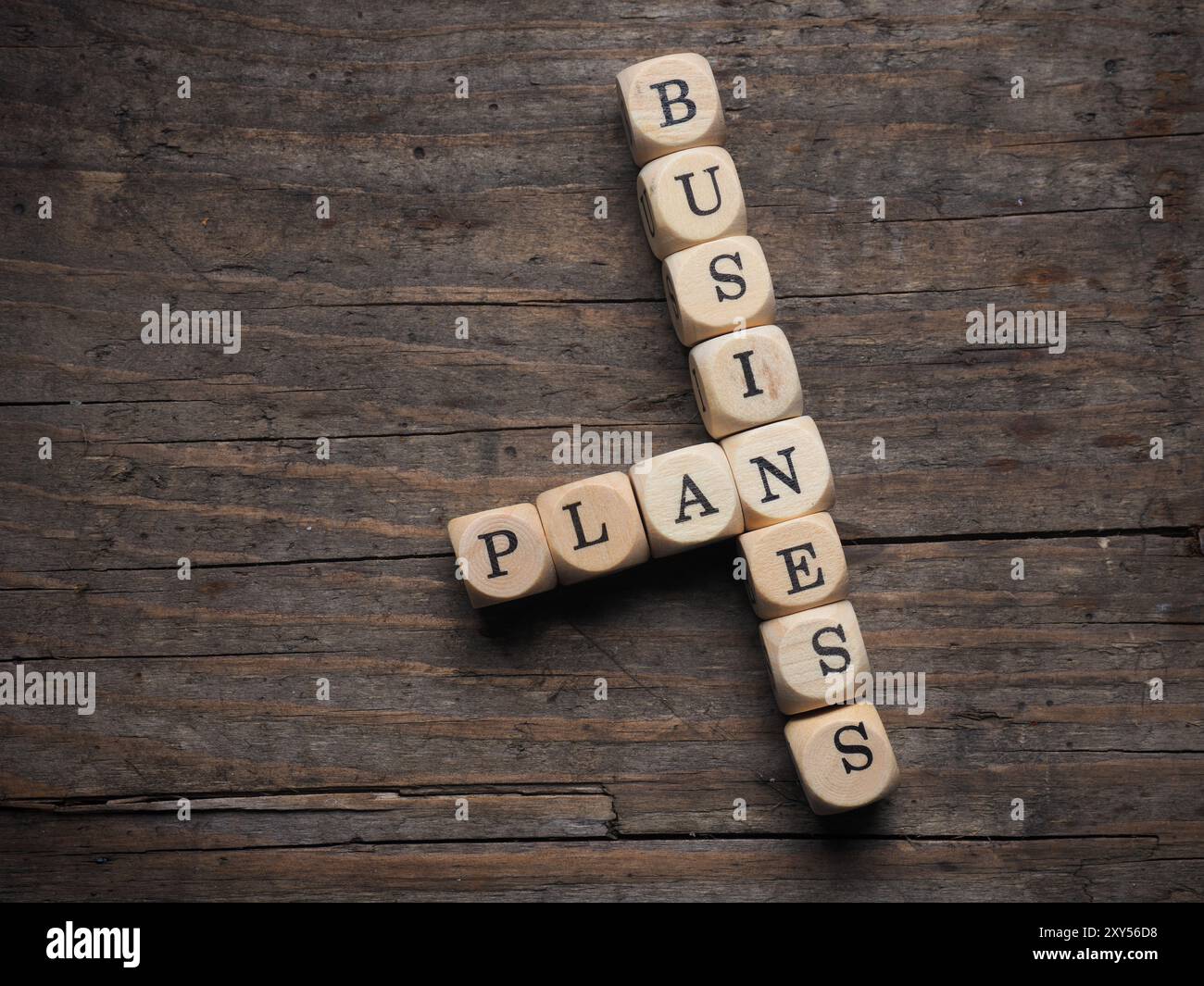 Dadi di legno con le parole e di business plan Foto Stock