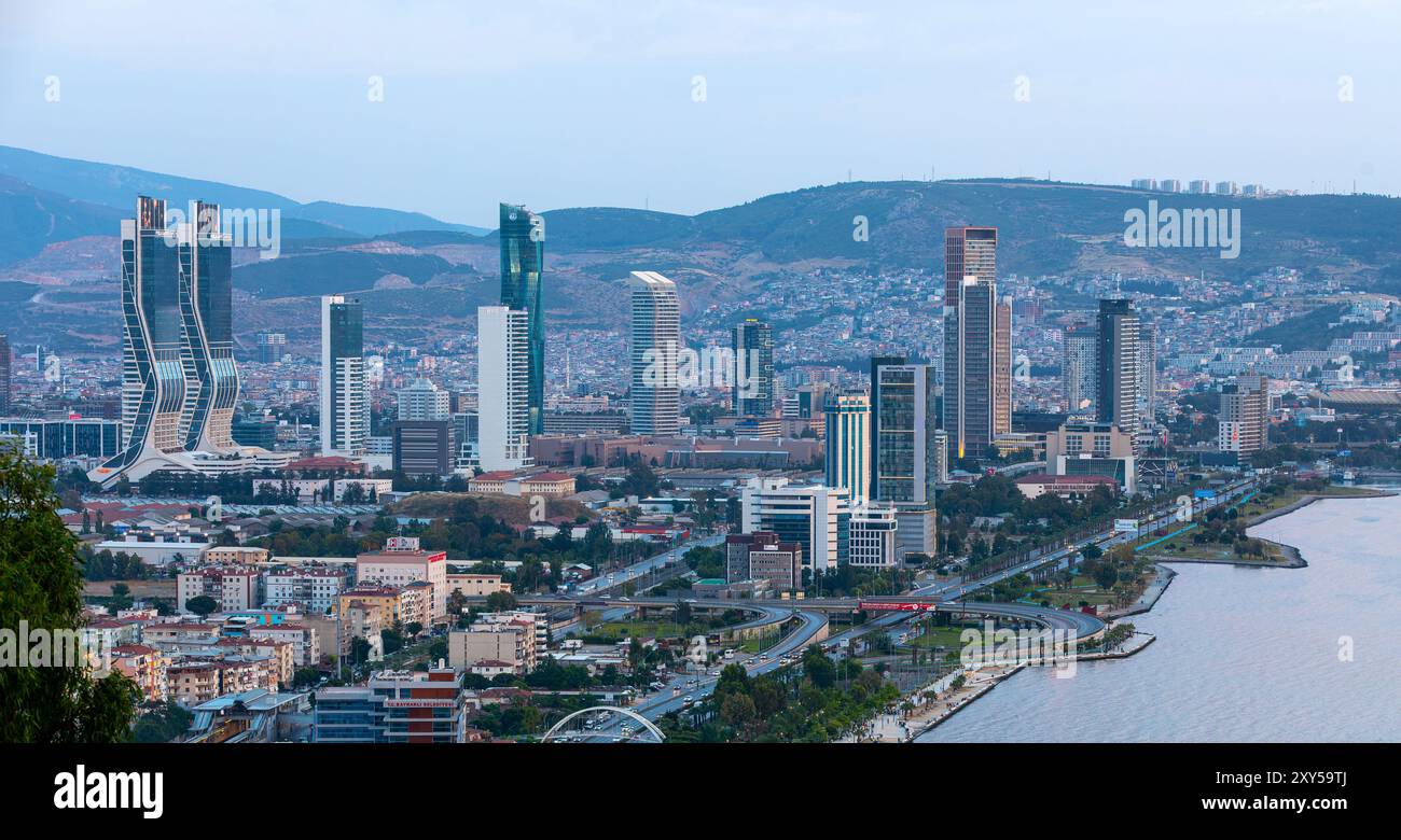 Vista della baia di Smirne in serata dall'alta collina di Bayrakli. Esposizione lunga, scarsa illuminazione. Foto Stock