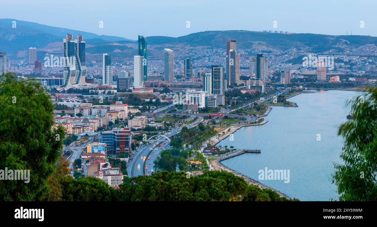Vista della baia di Smirne in serata dall'alta collina di Bayrakli. Esposizione lunga, scarsa illuminazione. Foto Stock