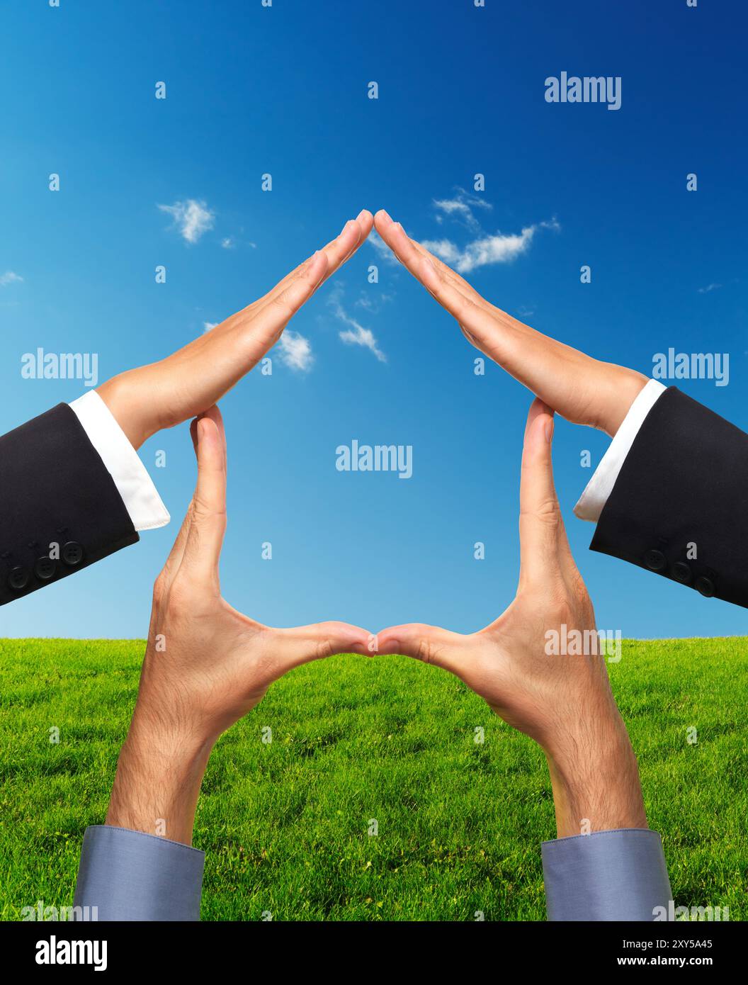 Simbolo concettuale della casa realizzato a mano su uno sfondo luminoso e soleggiato. Immobiliare, edilizia, edilizia, architettura e design Foto Stock