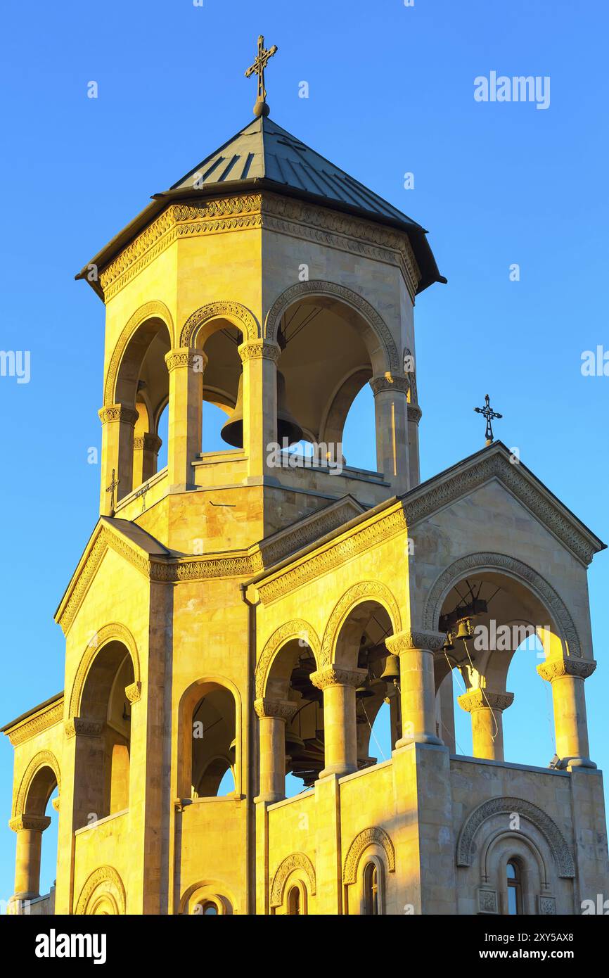 Campanile vicino alla chiesa della Santissima Trinità o alla cattedrale di Tsminda Sameba al tramonto a Tbilisi, Georgia, Asia Foto Stock