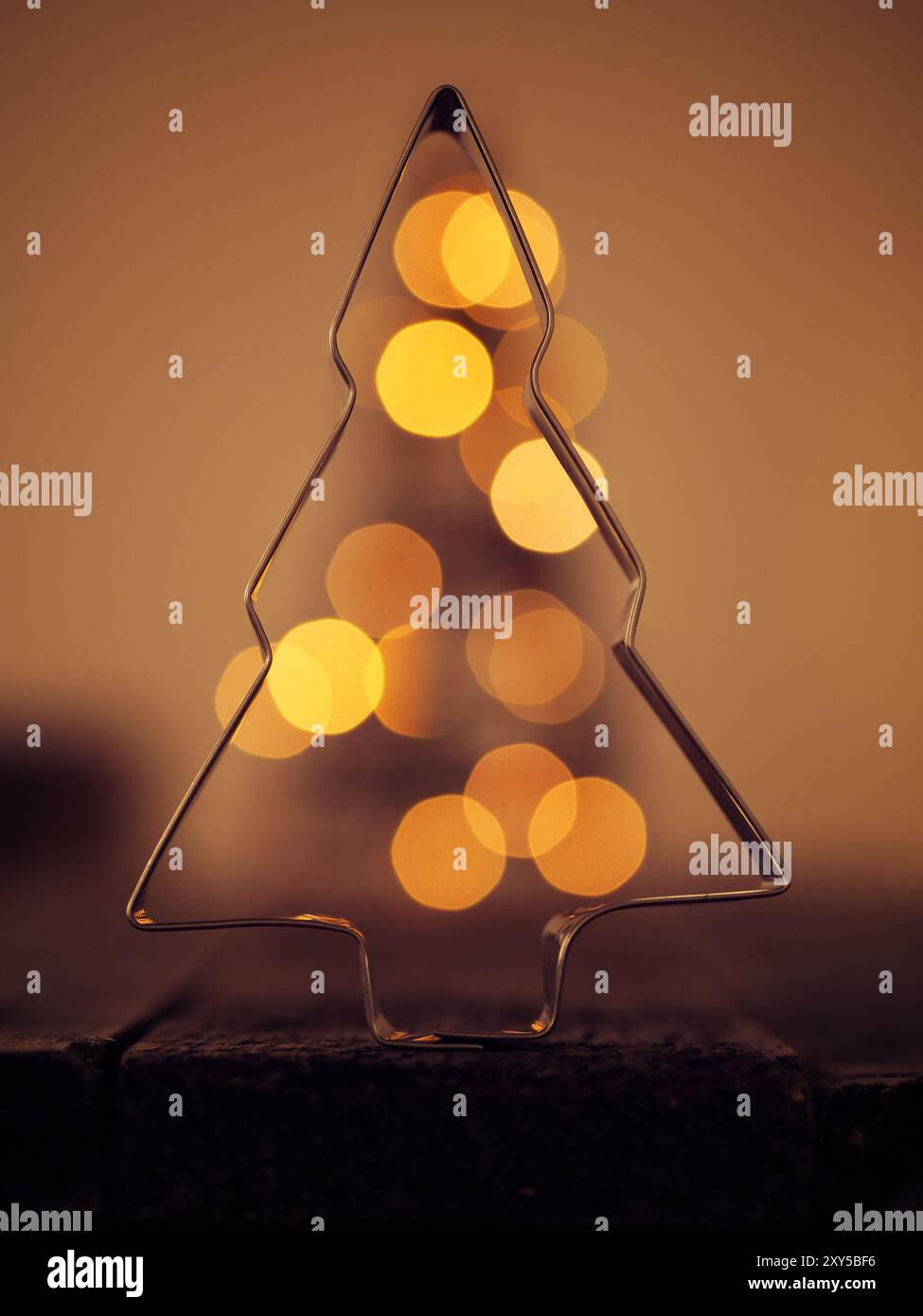 Sfondo di Natale con una forma ad albero e sfocate luci, romantico stile di colore con soft bokeh di fondo Foto Stock