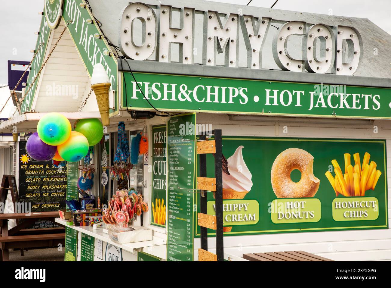 Regno Unito Inghilterra, Dorset, Bridport, West Bay, "Oh My Cod" Fish and Chips stall Foto Stock