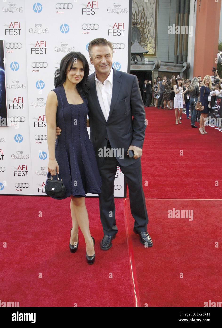 Alec Baldwin e Hilaria Thomas alla proiezione di Gala dell'AFI FEST 2012 di "Rise of the Guardians" tenutasi al Grauman's Chinese Theatre di Hollywood, USA Foto Stock