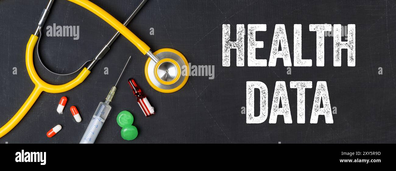 Stetoscopio e prodotti farmaceutici su lavagna - dati sanitari Foto Stock