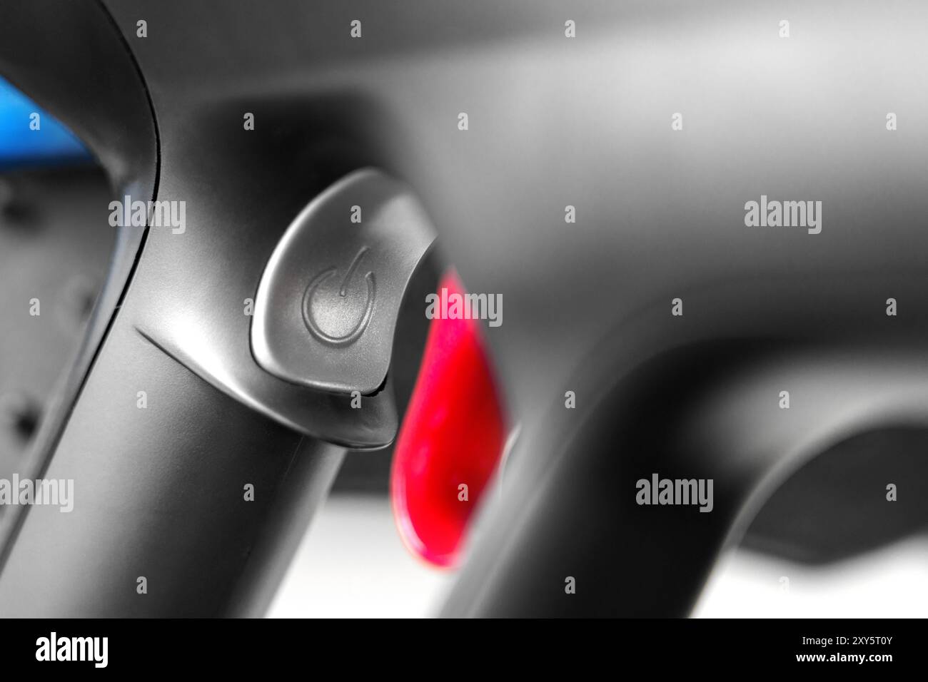 Pulsante di avvio color argento di un aspirapolvere moderno per pulire la polvere da vicino. Concetto di elettrodomestici Foto Stock