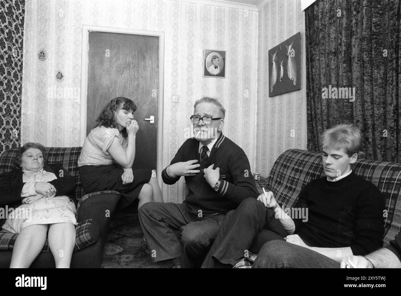 I problemi, la famiglia Quigley a casa. Mrs Quigley, loro figlia Olive, Mr Quigley e Gerard, fratello di Robert (Bobby) Quigley, informatore del Royal Ulster Constabulary della RUC. Derry Londonderry, Irlanda del Nord, 1983 UK 1980s HOMER SYKES Foto Stock