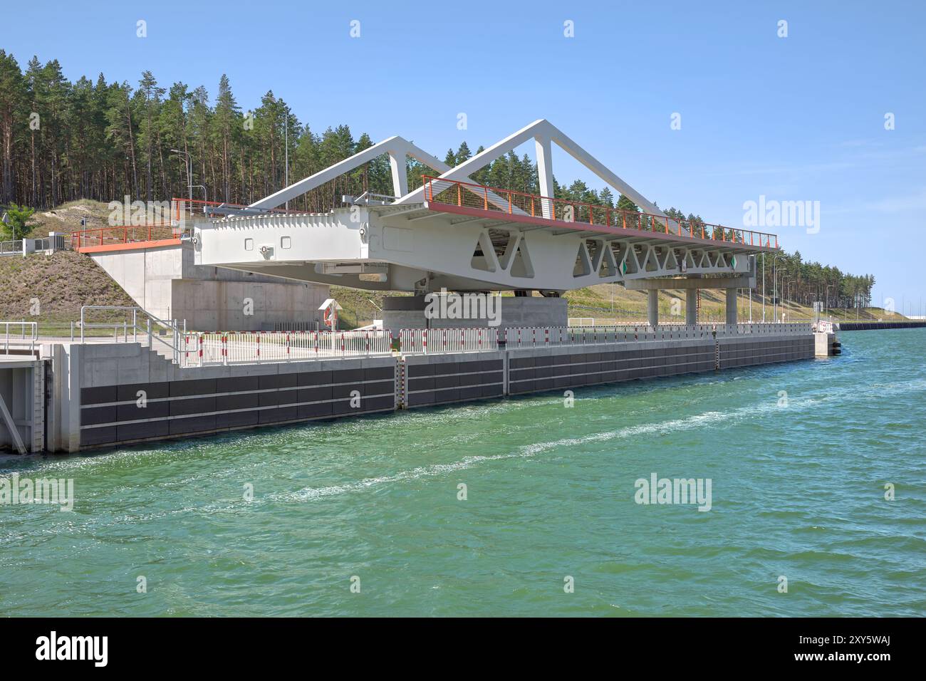 Foto del ponte girevole sul canale Vistola Spit (Mierzeja Wislana), Polonia. Foto Stock
