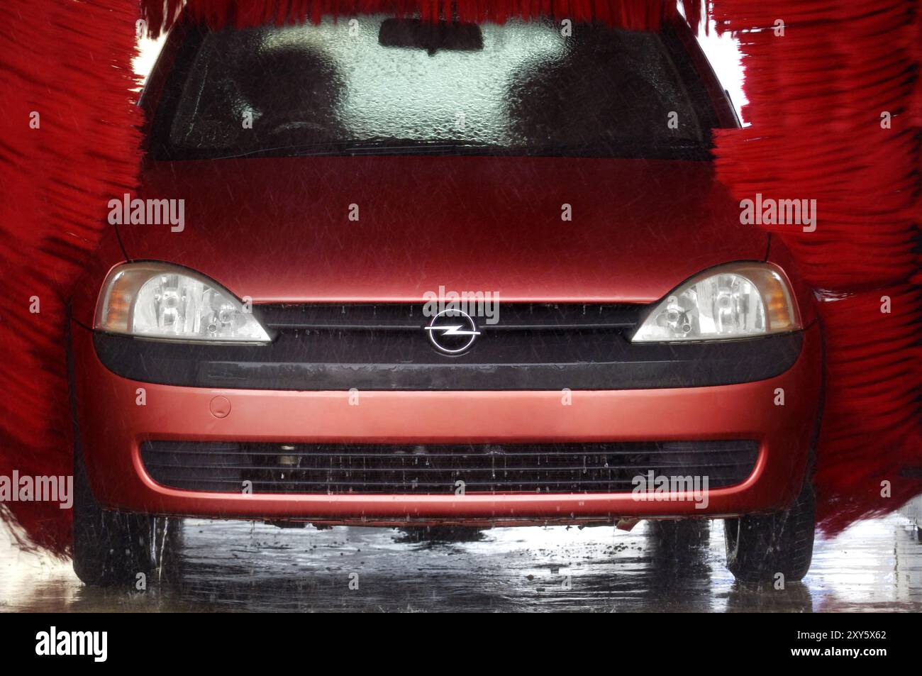 Foto di scorta di un'automobile Red Opel corsa in una lavatrice Foto Stock
