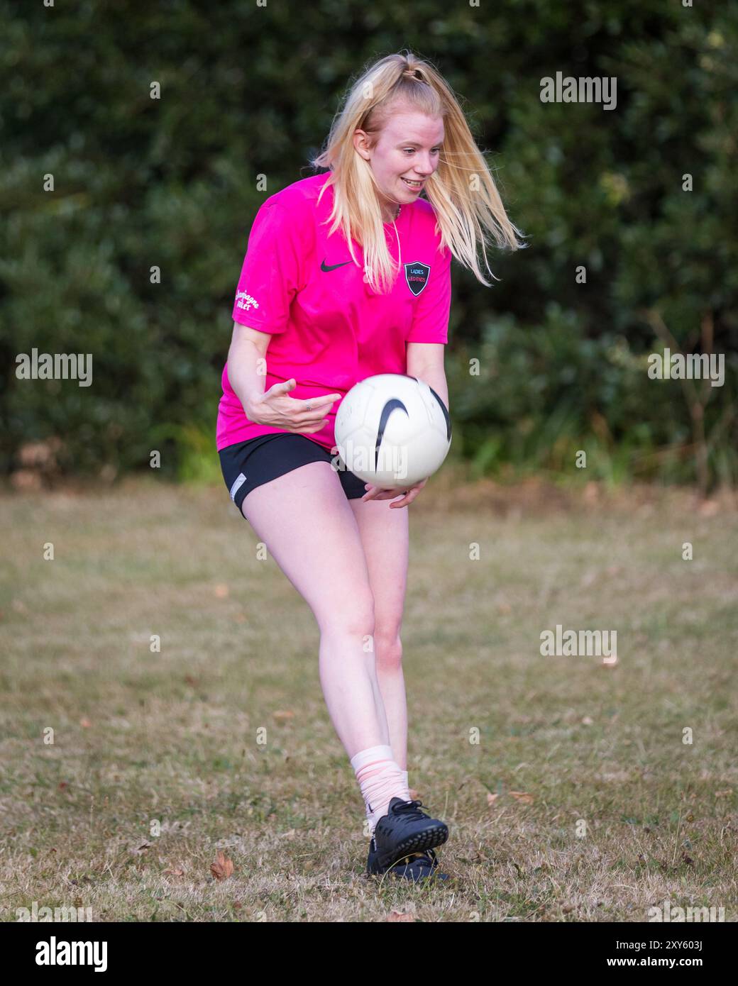 Giocatrice di calcio femminile che si allena per Ramsgate FC Legends con Nike Football Foto Stock