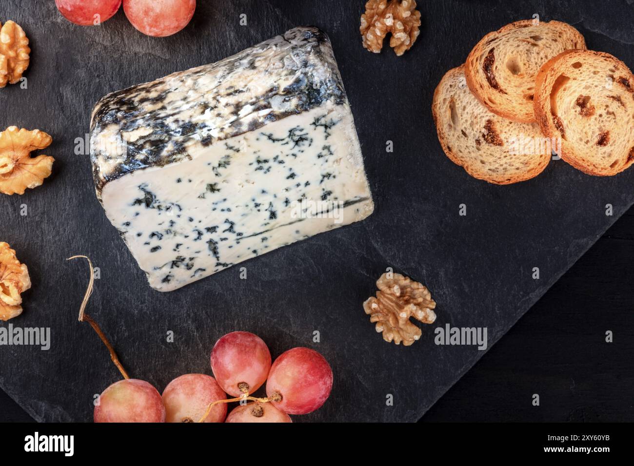Formaggio Gorgonzola, girato dalla parte superiore su uno sfondo nero con un posto per il testo Foto Stock