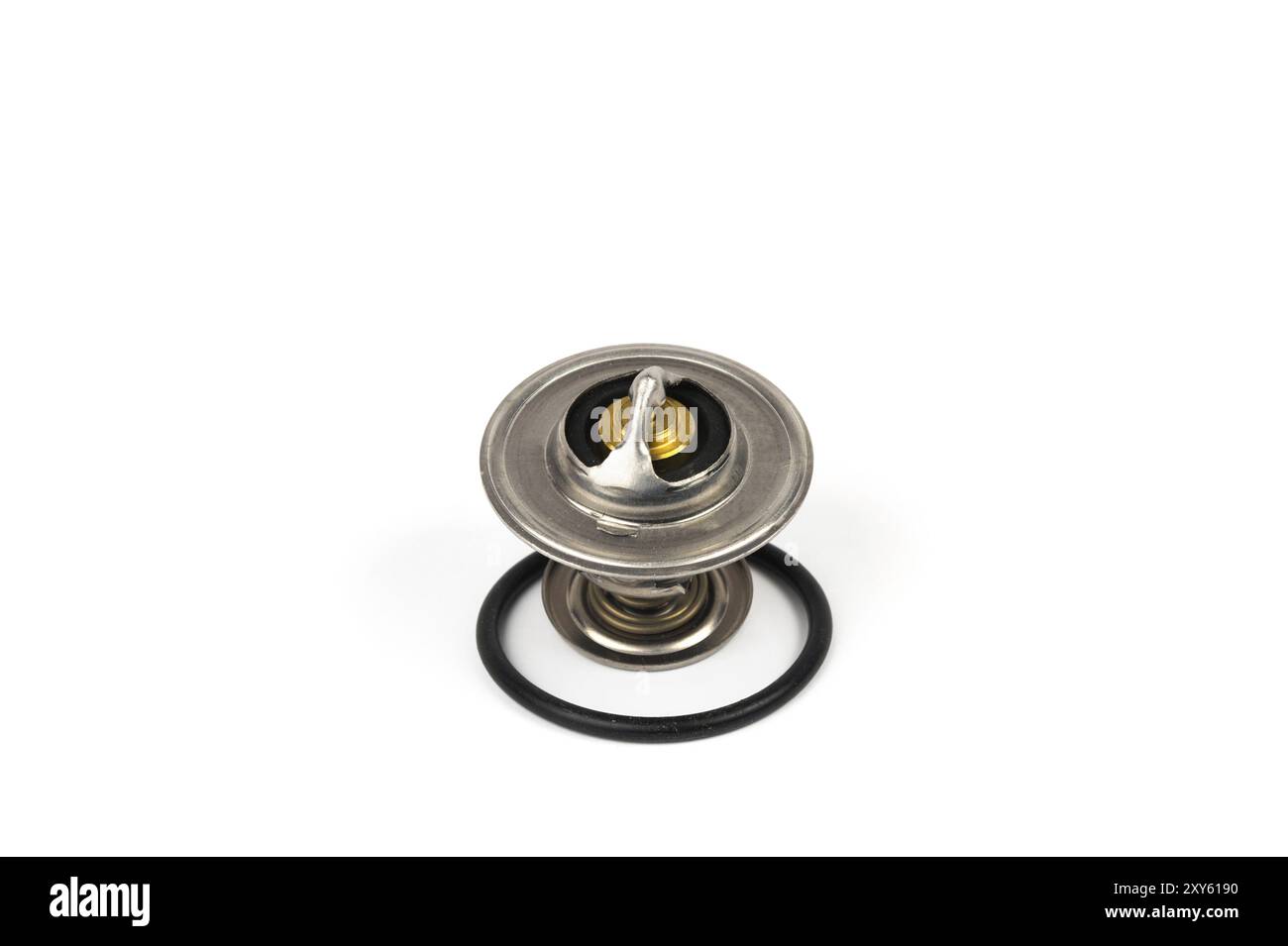 Nuovo termostato per auto su sfondo bianco isolato accanto a una guarnizione in gomma. Kit di riparazione dei pezzi di ricambio per la sostituzione del termostato nel motore Foto Stock