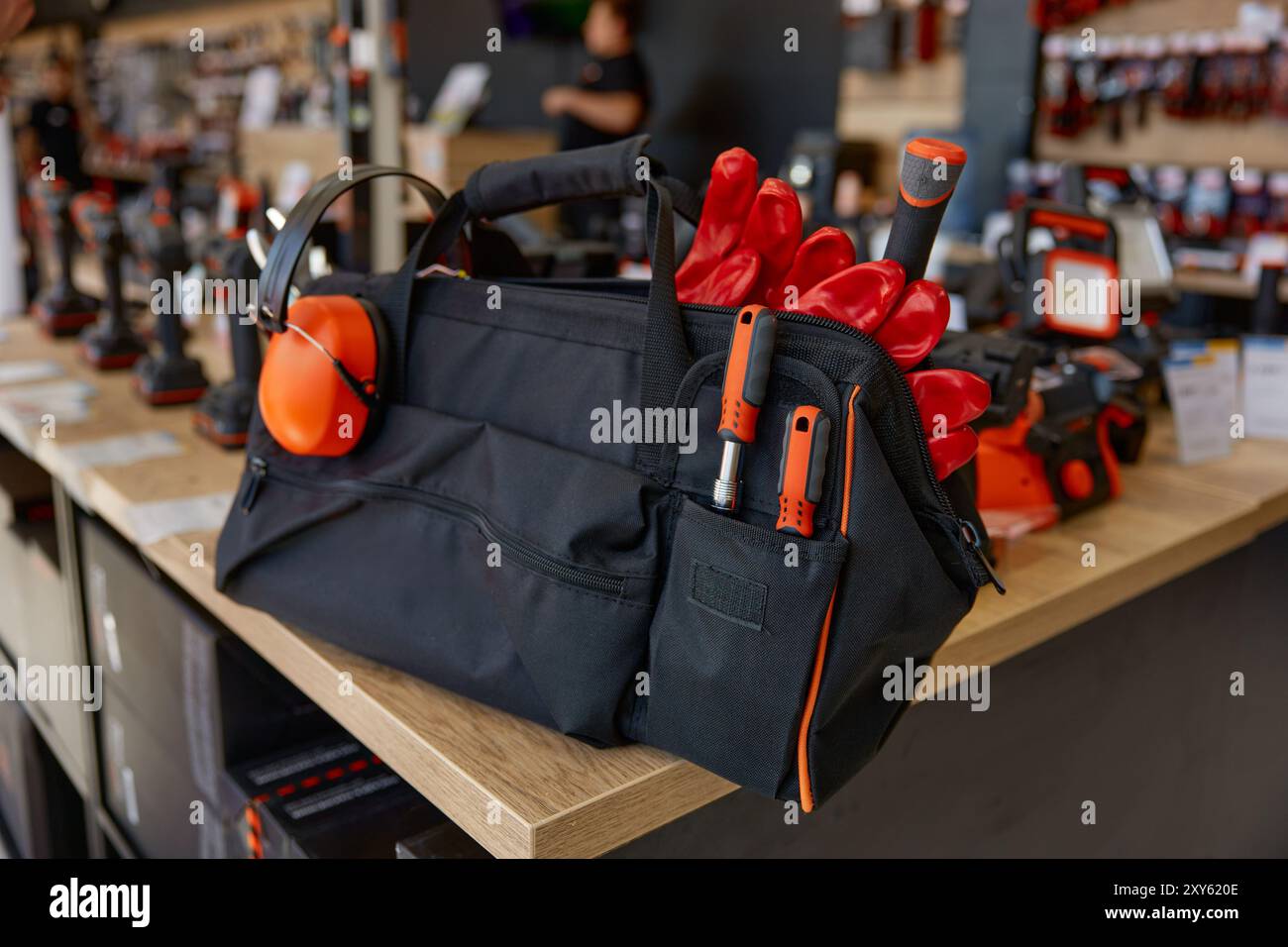 Borsa con diversi attrezzi per la riparazione e la manutenzione presso il negozio di ferramenta Foto Stock
