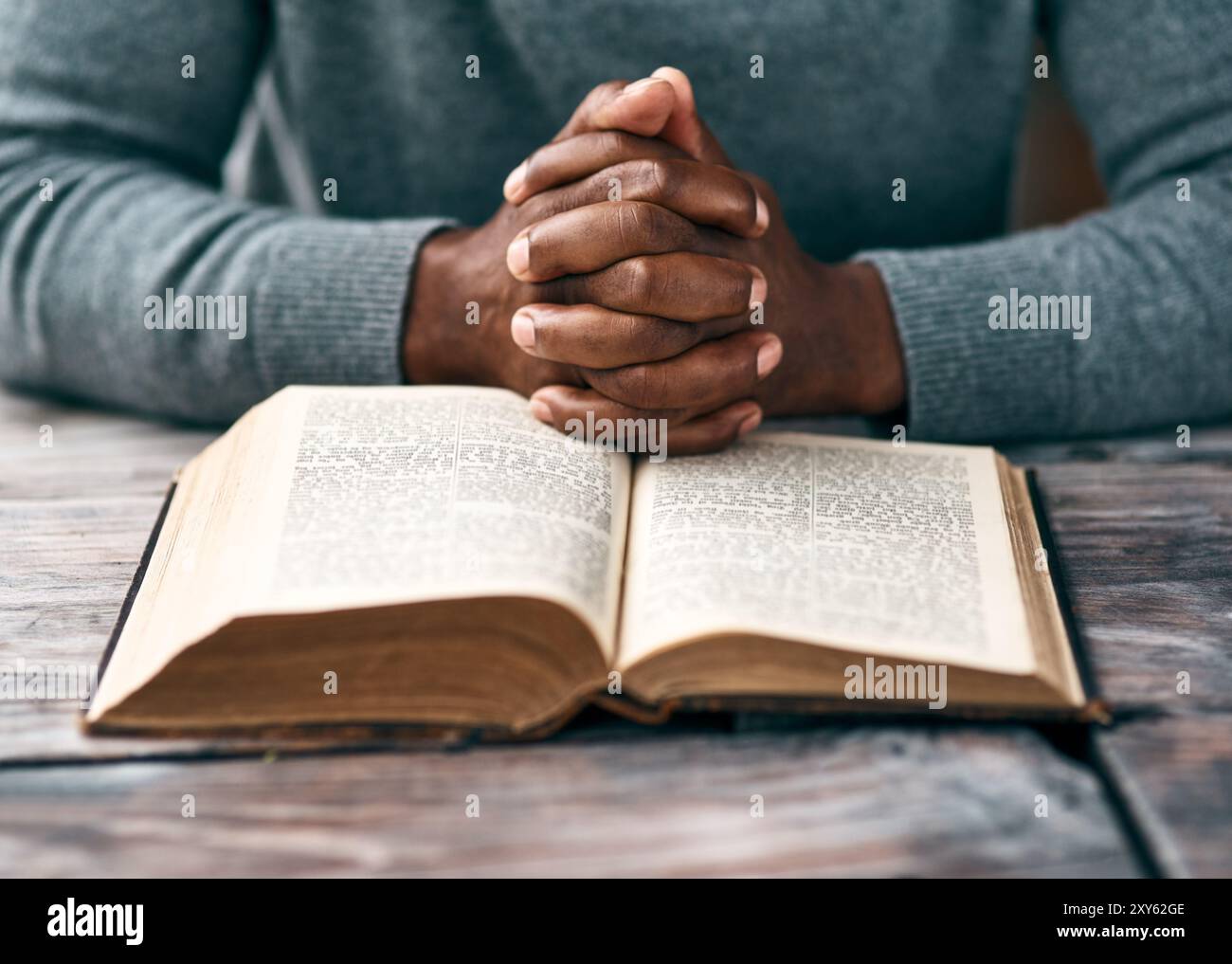 Bibbia, mani e persona cristiana che legge un libro sulla religione spirituale per la pace, la guida e l'apprendimento. Primo piano, educazione o culto con lode Foto Stock