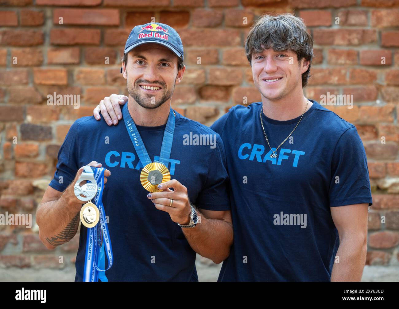 Praga, Repubblica Ceca. 28 agosto 2024. Repubblica Ceca 2024 Olimpiadi estive Parigi medaglia d'oro canoista Martin Fuksa, (a sinistra) accompagnato dal fratello Petr Fuksa, posa con la sua medaglia (nella mano destra detiene altre medaglie) in una conferenza stampa dopo il suo ritorno dai Campionati del mondo in discipline non olimpiche, Praga, 28 agosto 2024. Crediti: Michaela Rihova/CTK Photo/Alamy Live News Foto Stock