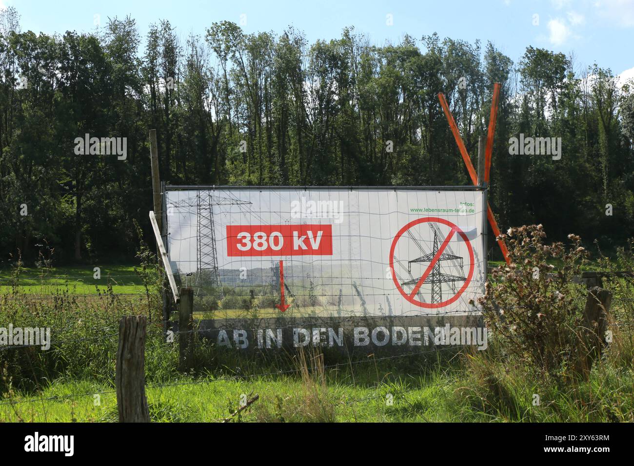 25.08.2024 Tecklenburg Der Netzbetreiber Amprion Plant eine rund 80 km lange Hochspannungsleitung zu bauen: Von Westerkappeln Tecklenburger Land bis Gersteinwerk bei Werne. Die Initiative lebensraum teuto protestiert gegen den Bau dieser Leitungen. mit großen Kreuzen und Plakaten. *** 25 08 2024 Tecklenburg il gestore della rete Amprion sta progettando di costruire una linea ad alta tensione lunga circa 80 chilometri da Westerkappeln Tecklenburger Land a Gersteinwerk vicino a Werne l'iniziativa lebensraum teuto sta protestando contro la costruzione di queste linee con grandi croci e manifesti Foto Stock