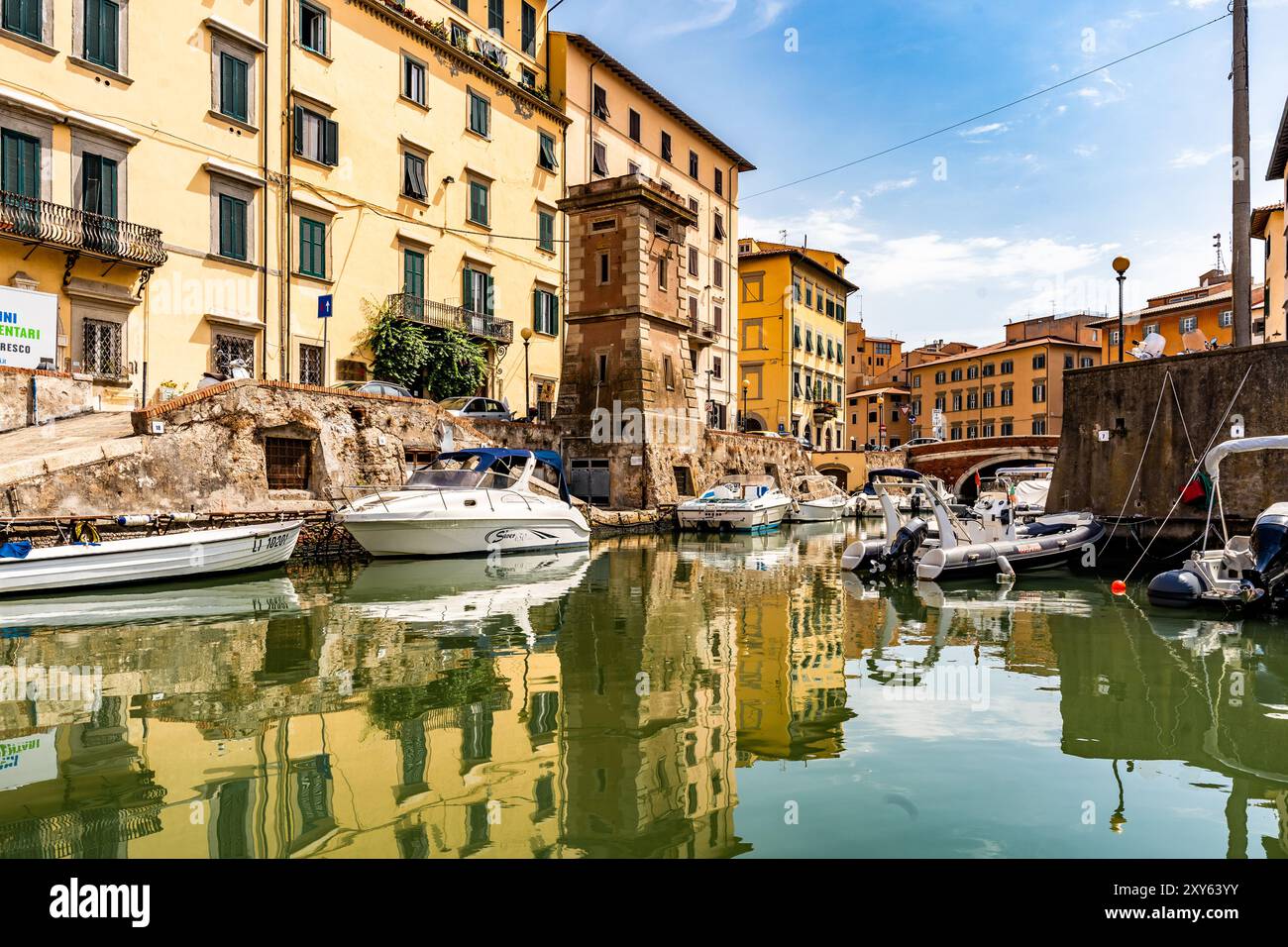 Un canale (cosiddetto 'fossi') con barche ormeggiate nel quartiere Venezia nuova visto da Ponte di marmo, Livorno, Italia Foto Stock