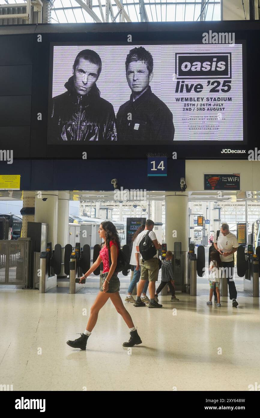 Waterloo, Londra. 28 agosto 2024. Un tabellone digitale alla stazione Waterloo con i fratelli Liam e Noel Gallagher , come annunciano la band di Manchester Oasis, si riuniranno dopo 15 anni con una serie di concerti nel 2025, tra cui allo stadio di Wembley Credit: Amer Ghazzal/Alamy Live News Foto Stock