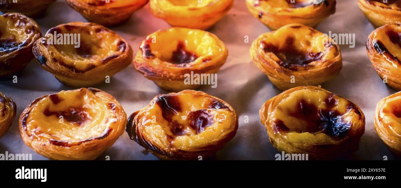 Righe di fresco uova cotte tart, tradizionale dolce portoghese, Pastel de nata, crema pasticcera crostate Foto Stock