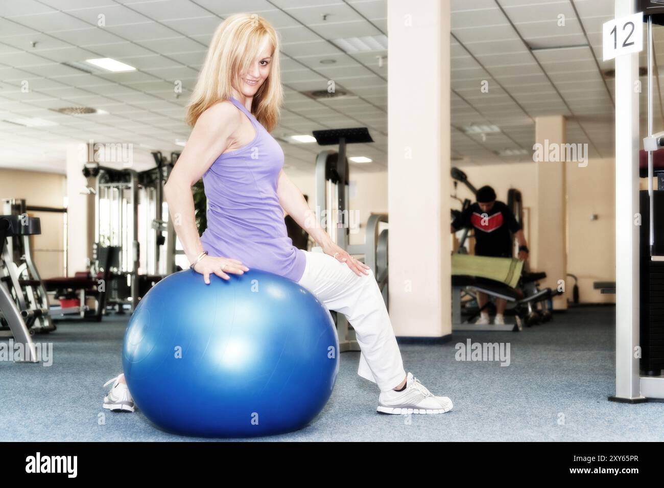 Giovane donna in palestra Foto Stock