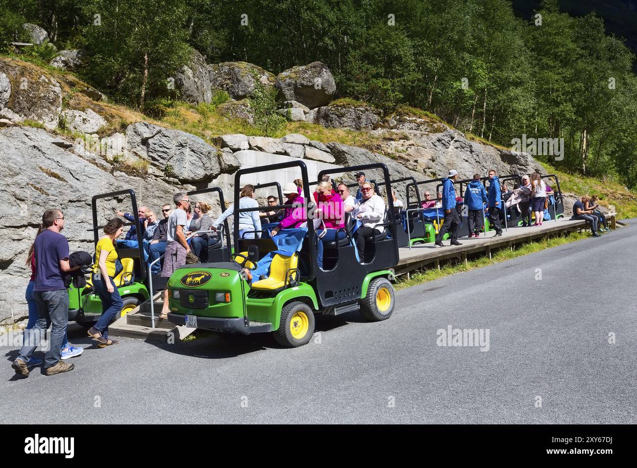 Olden, Norvegia, 1 agosto 2018: Troll car, persone sulla strada per Briksdal o ghiacciaio Briksdalsbreen a Olden, Norvegia, Europa Foto Stock