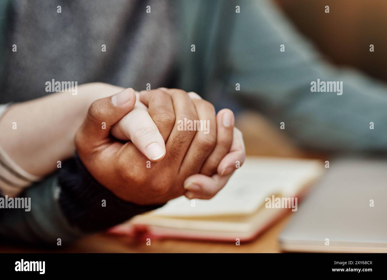Coppia, studio della bibbia o tenersi per mano a tavola per la preghiera, la gratitudine o il culto con amore. Gruppo religioso, gesto spirituale o incontro a tavola per Foto Stock