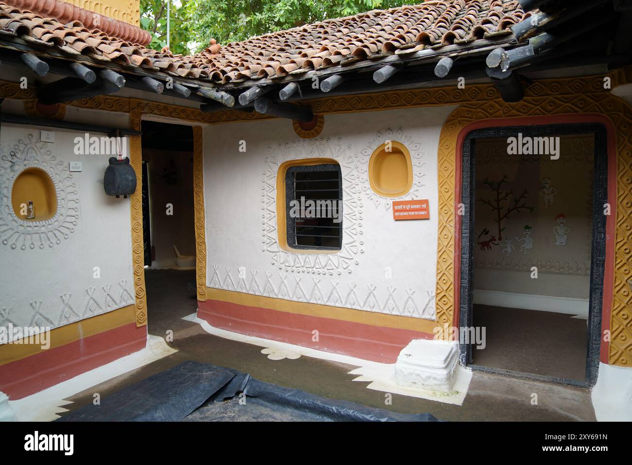 Casa di rappresentanza del Gond. Villaggio culturale - AADIVART - Museo Statale per l'Arte tribale e Folcloristica del Madhya Pradesh, Khajuraho, India. Foto Stock