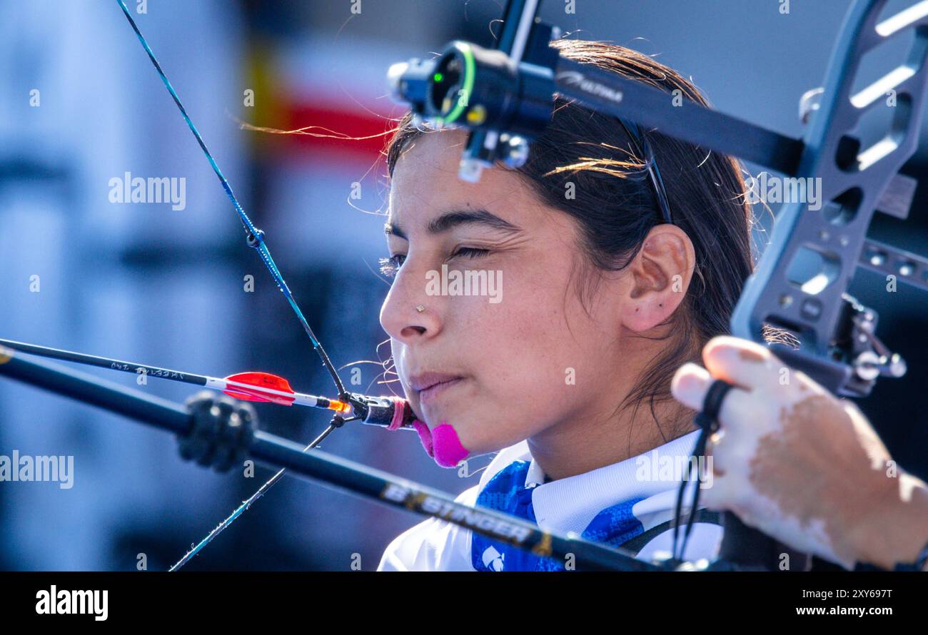 Parigi, Francia. 28 agosto 2024. Sheetal devi dall'India, nata senza armi, si è allenata prima dell'inizio dei Giochi Paralimpici. Dal 28.08.2024 all'08.09.2024, oltre 4.400 atleti provenienti da tutto il mondo parteciperanno alle Paralimpiadi Paris2024. Crediti: Jens Büttner/dpa/Alamy Live News Foto Stock