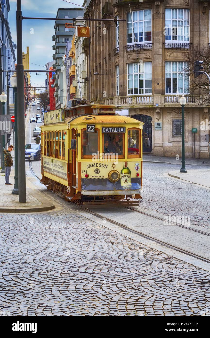 Porto, Portogallo - Aprile 1, 2018: Old town street view con giallo tram d'epoca Foto Stock