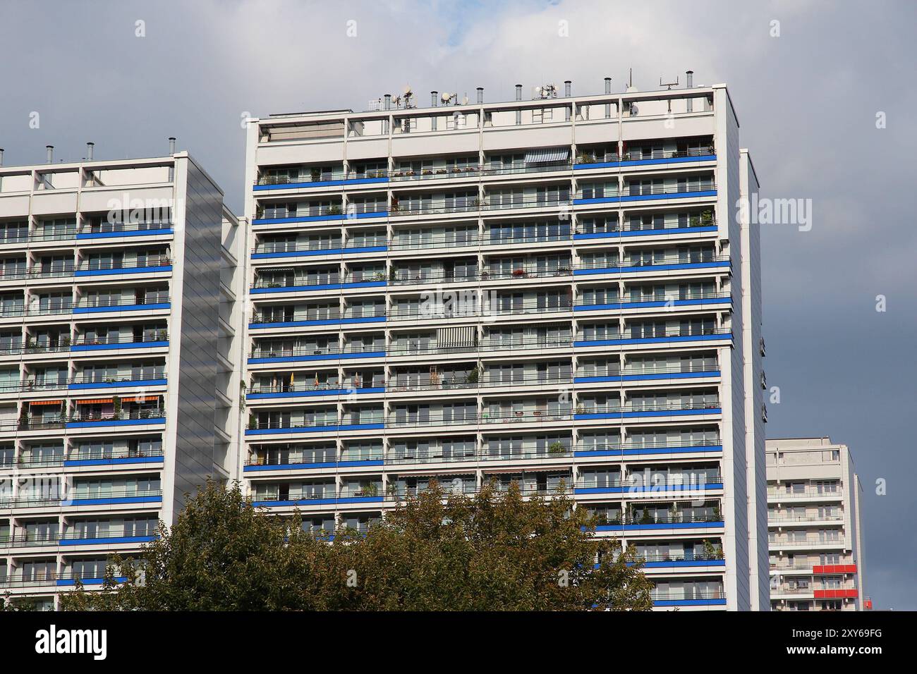 BERLINO, GERMANIA - 26 AGOSTO 2014: Grattacieli di architettura residenziale in via Leipziger Strasse nel quartiere Friedrichstadt di Berlino. Foto Stock