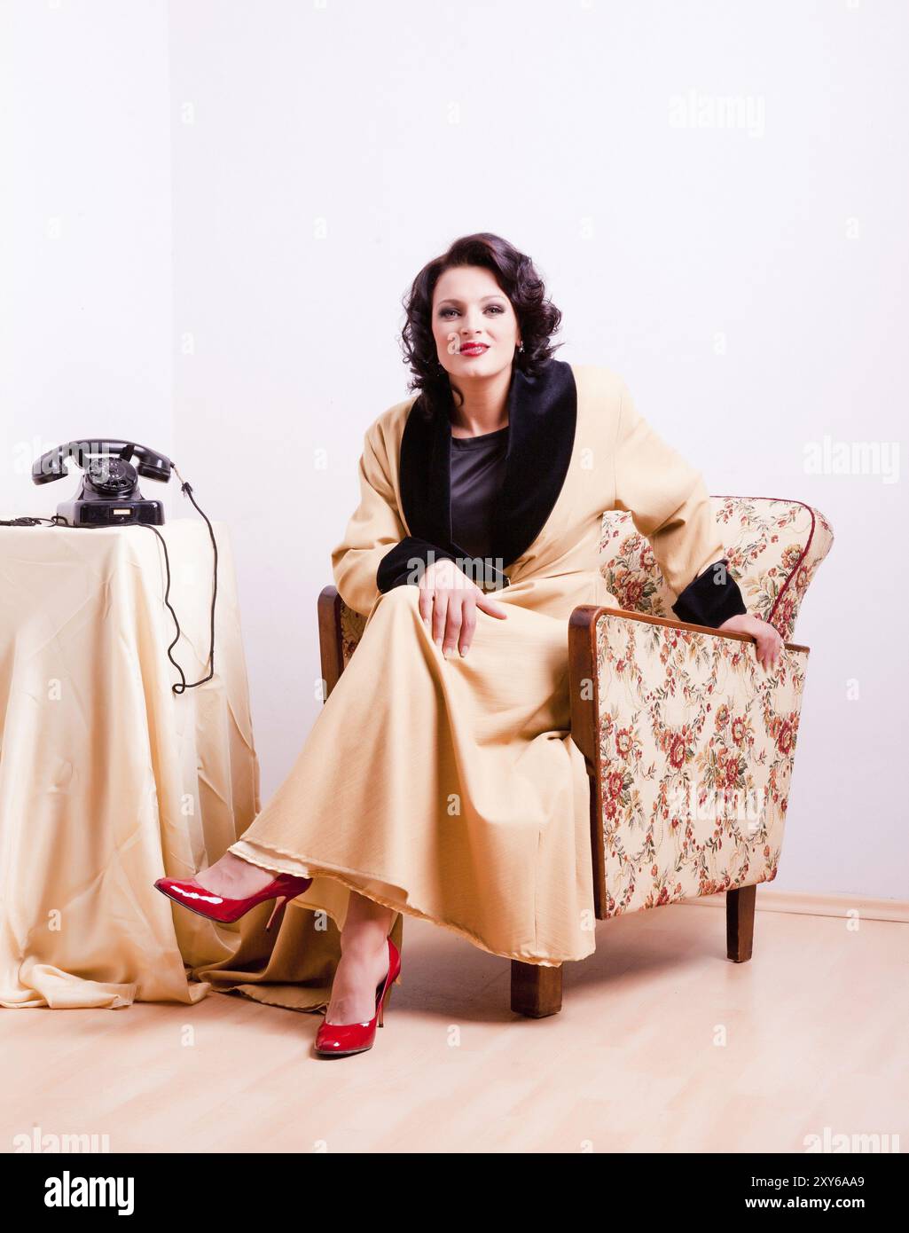 Donna vestita nello stile degli anni Cinquanta con un abito giallo Foto Stock