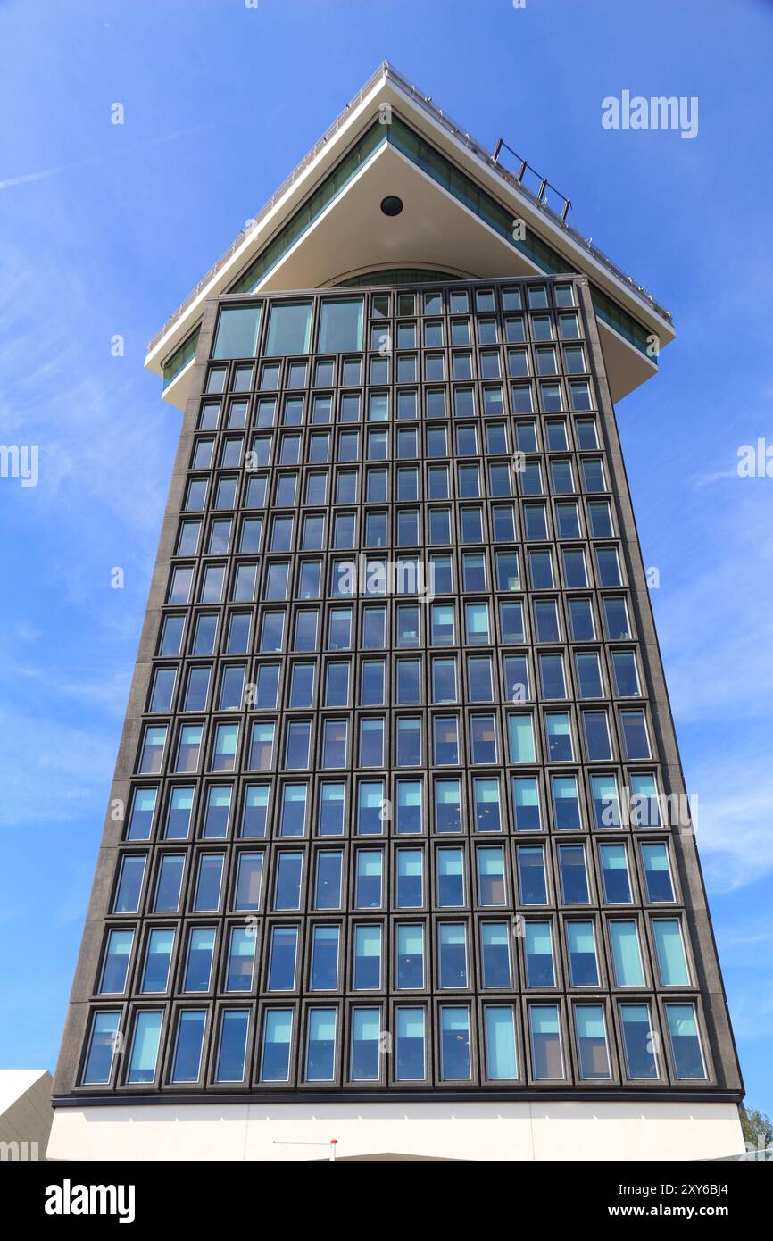 AMSTERDAM, Paesi Bassi - 9 Luglio 2017: un'dam Toren edificio di Amsterdam, Paesi Bassi. Il forte rialzo è stato disegnato da Arthur Staal e dispone di un obse Foto Stock