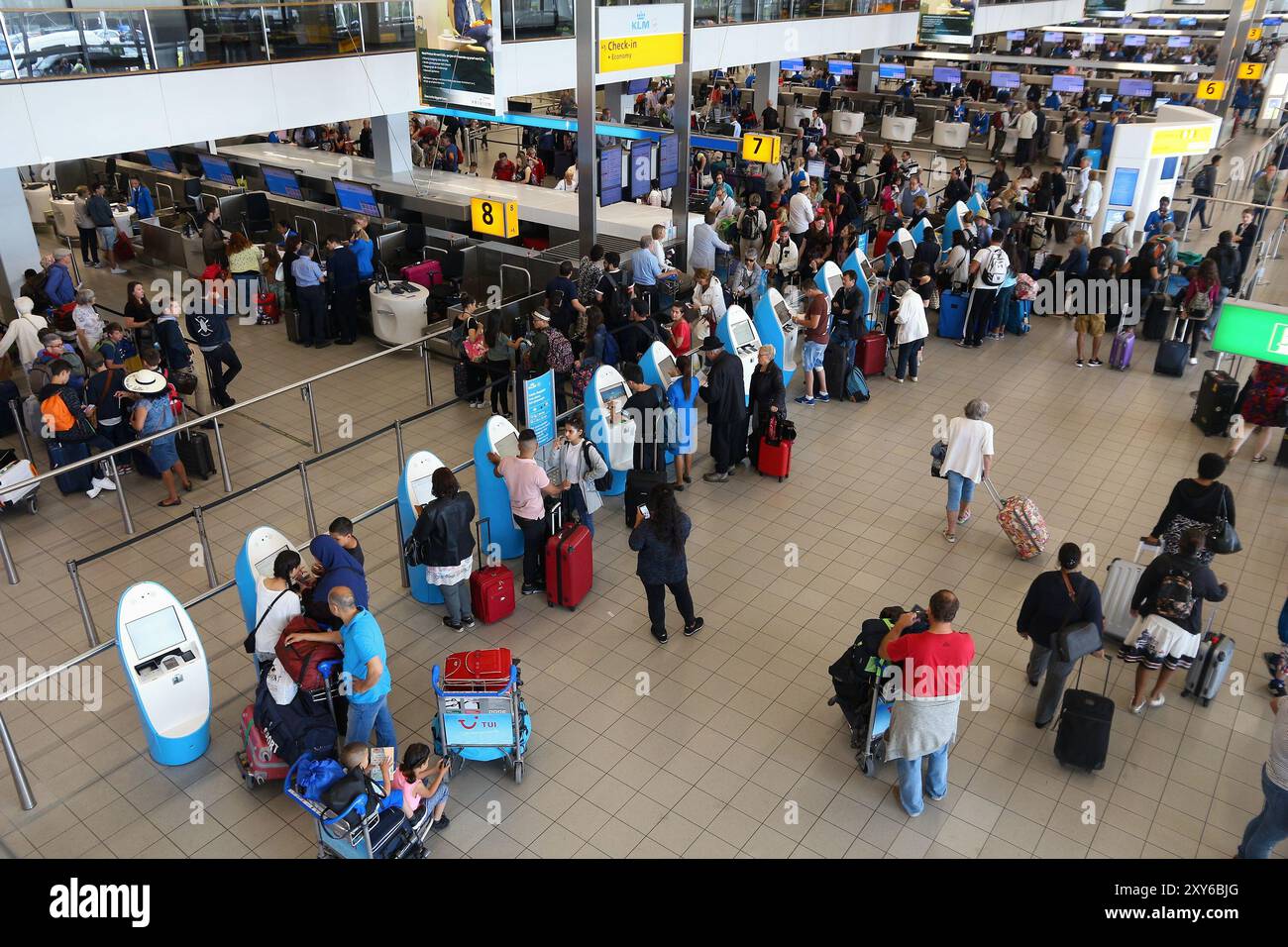 AMSTERDAM, PAESI BASSI - 11 LUGLIO 2017: Affollamento di passeggeri presso l'aeroporto Schiphol di Amsterdam. Schiphol è il dodicesimo aeroporto più trafficato del mondo con più di un altro Foto Stock