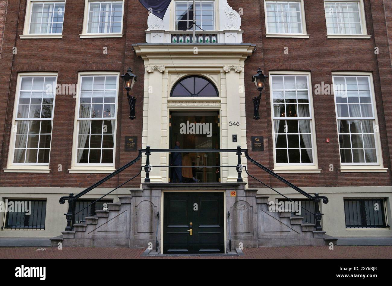 AMSTERDAM, PAESI BASSI - 10 LUGLIO 2017: Waldorf Astoria Hotel portiere ad Amsterdam, Paesi Bassi. Waldorf-Astoria fa parte di Hilton Worldwide h. Foto Stock