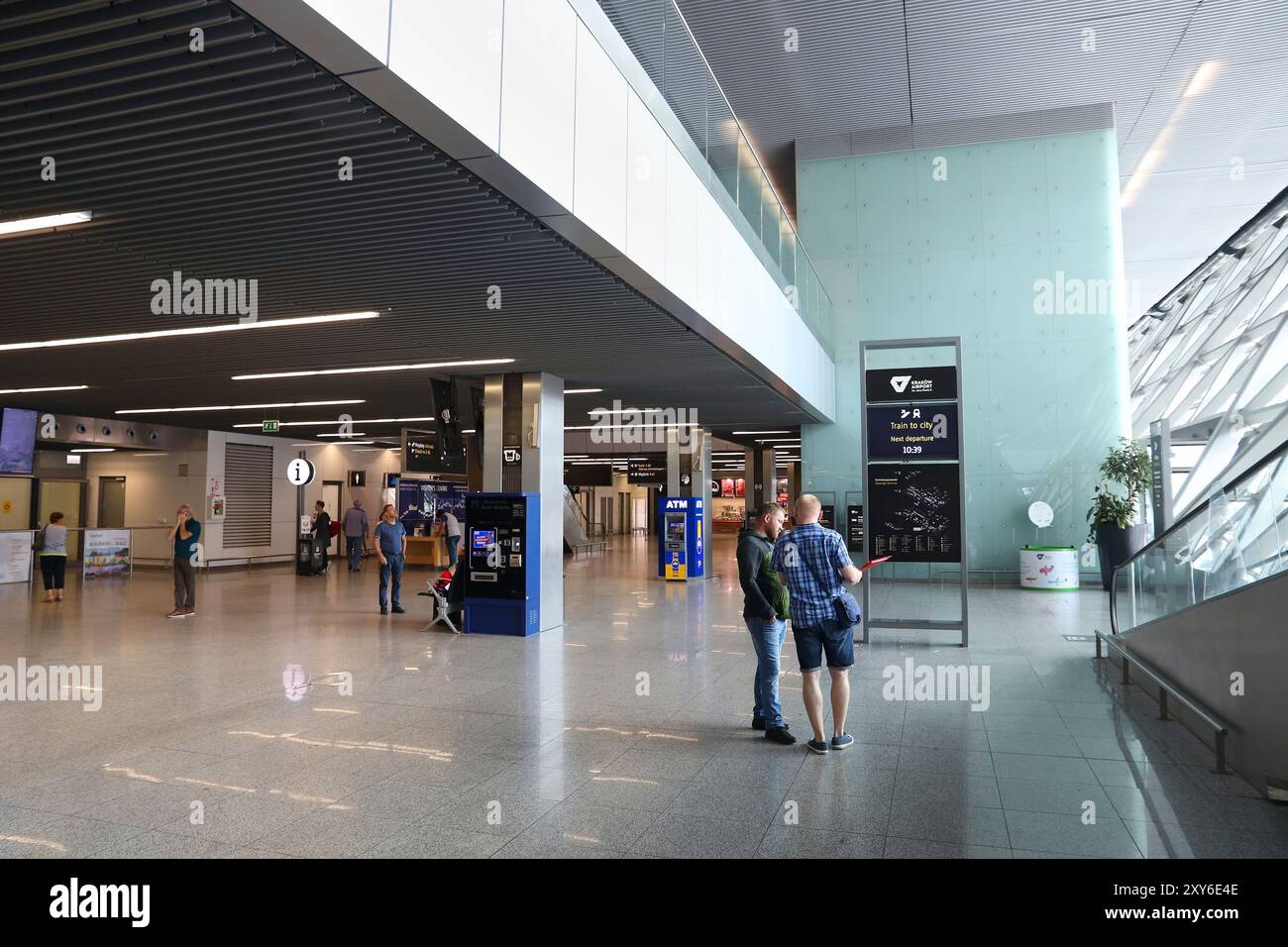 CRACOVIA, POLONIA - 28 AGOSTO 2018: I passeggeri visitano l'aeroporto di Cracovia in Polonia. È il secondo aeroporto più trafficato della Polonia. Foto Stock