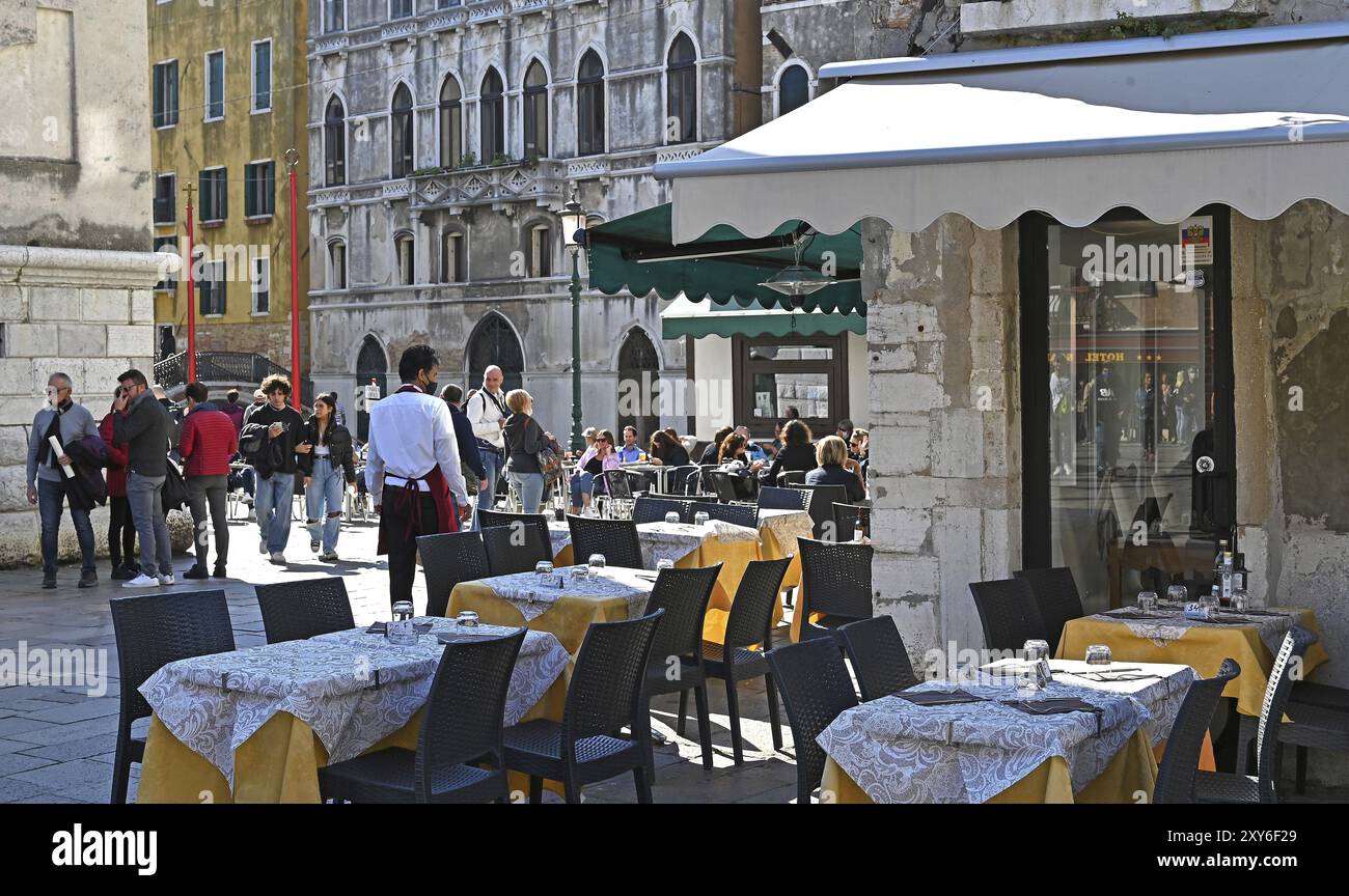 Tavoli e turisti Foto Stock