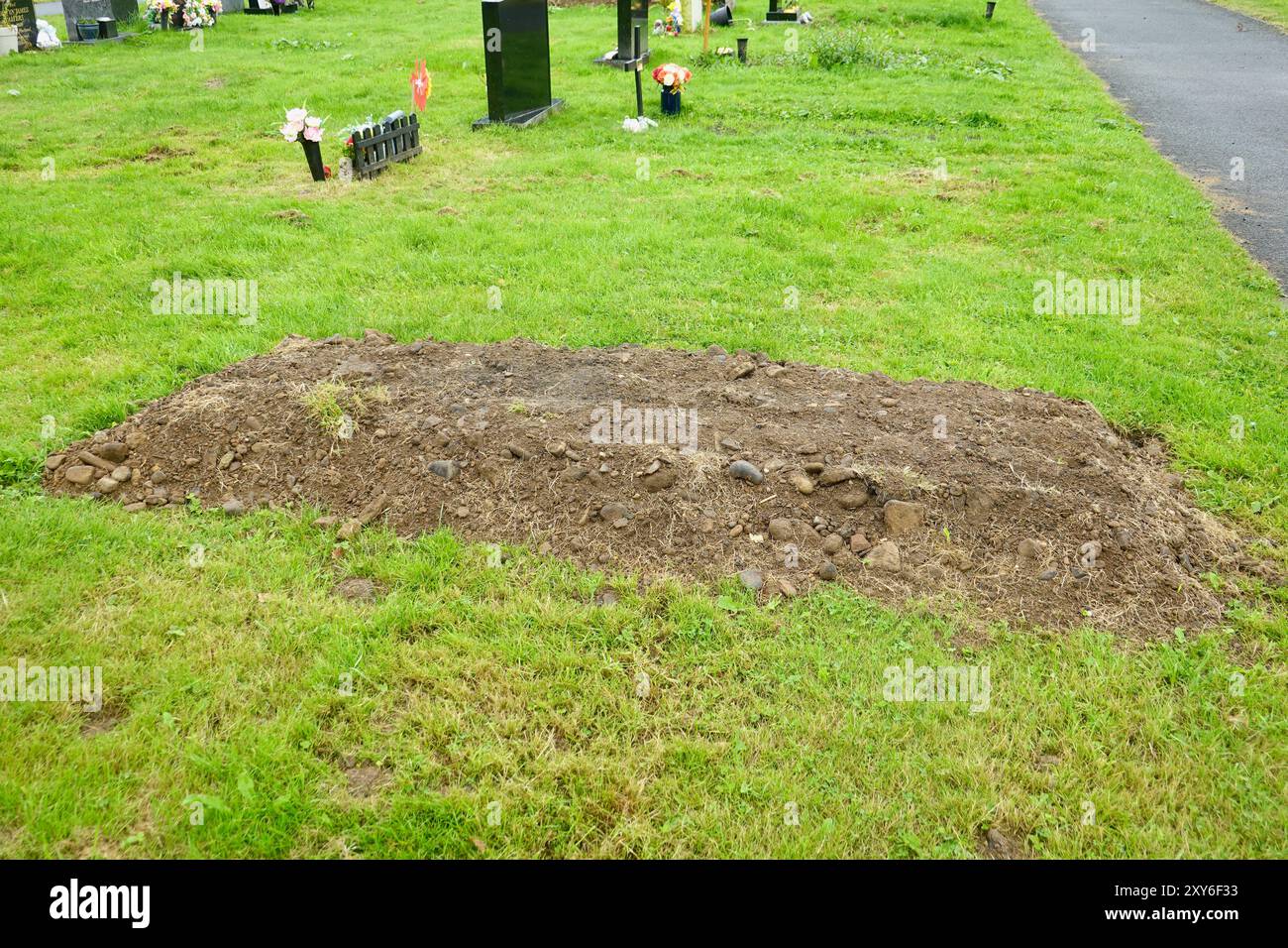 Nuova tomba nel cimitero di Thornsett, High Peak, Derbyshire Foto Stock